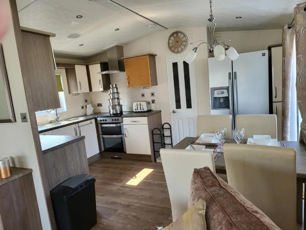2BR-Sleeps6-Fireplace-Parking-Patio-Seaside