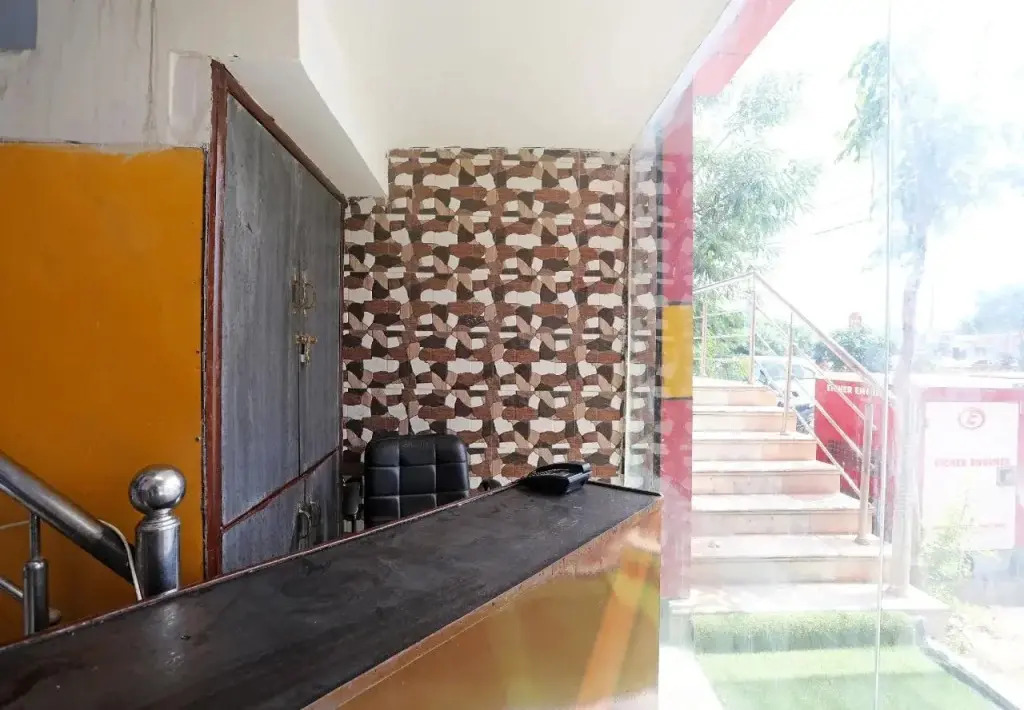Oyo 17357 Hotel Royal Touch