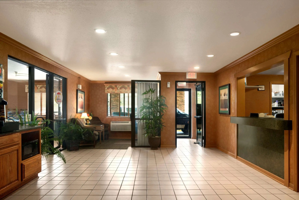 Super 8 by Wyndham East Peoria