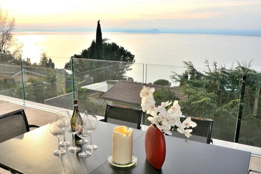Villa Sybille With Pool And Lake View
