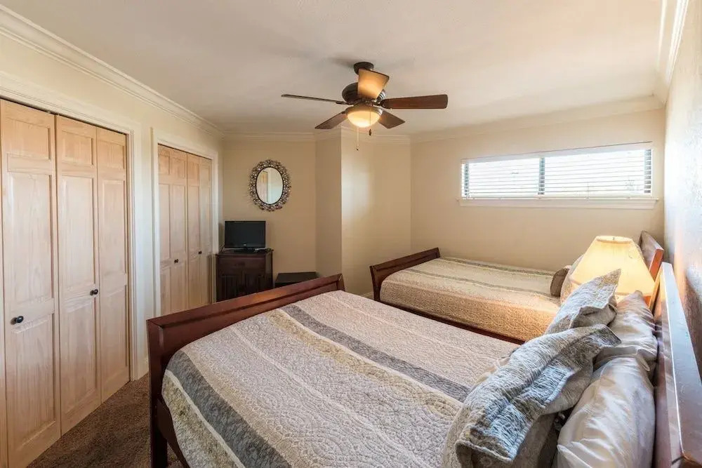 AquaVista East 301 - 3 Br condo by RedAwning