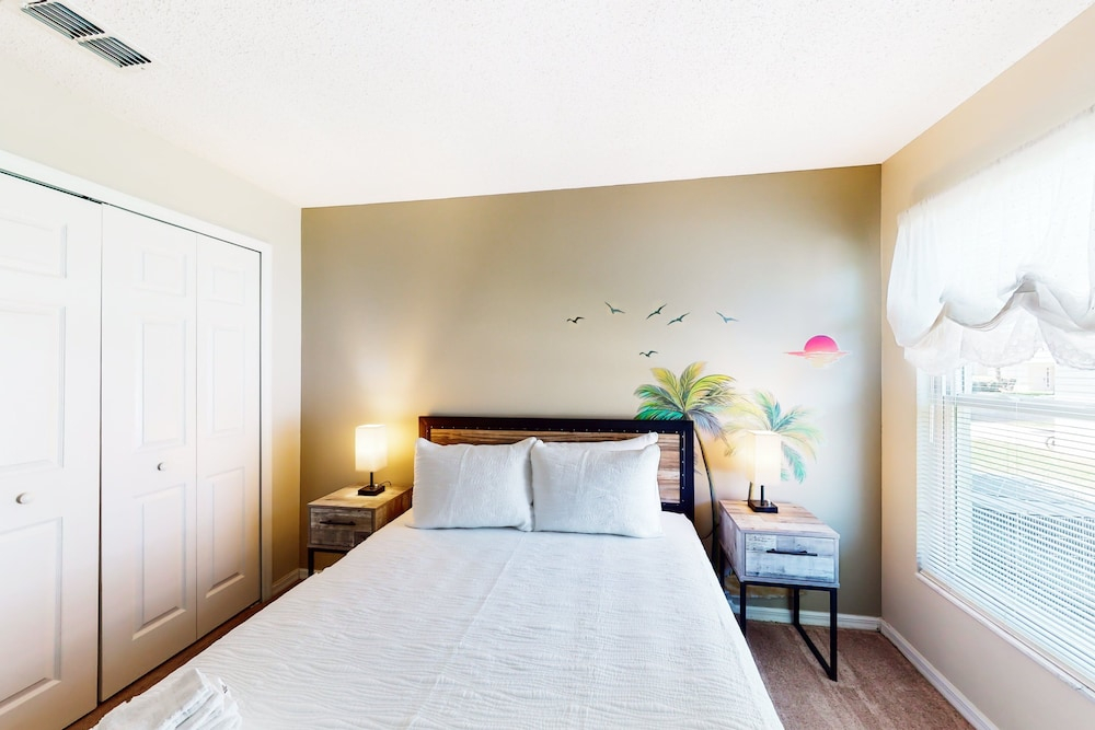 Private Pool Home With Spa, Screened Patio, Central AC, & Washer/dryer