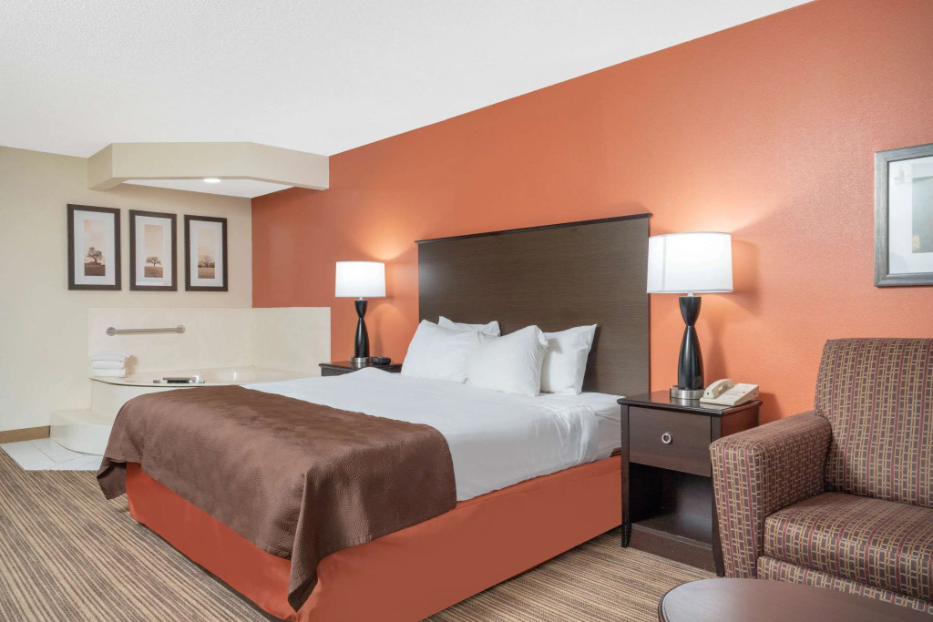 AmericInn by Wyndham Rogers