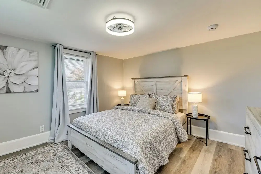 4 Mi to Waterfront: 2-unit Combo in Kingston!