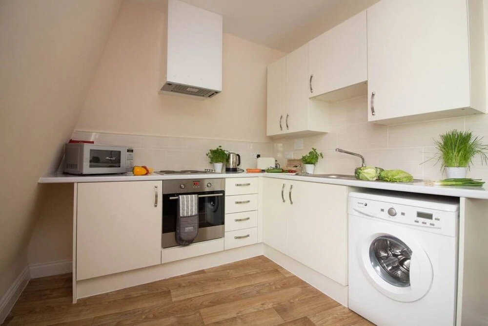 Stayzo Castle Penthouse 16- A Clean Fresh Modern Apartment With Free Wi-fi