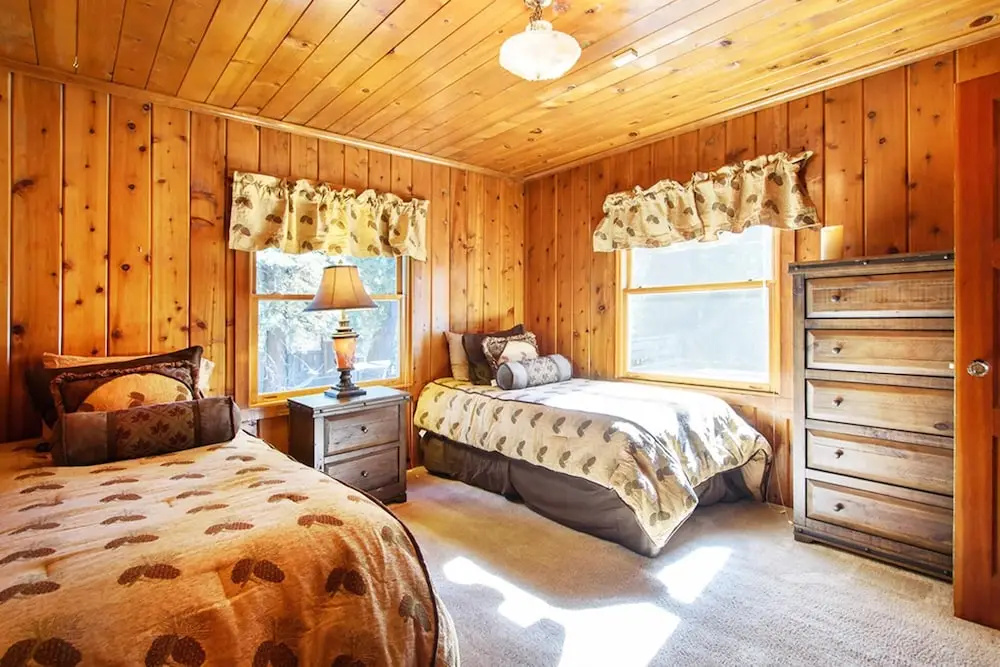 1545 West Lake Getaway - HOT Tub, Walk to Lake & Sunnyside
