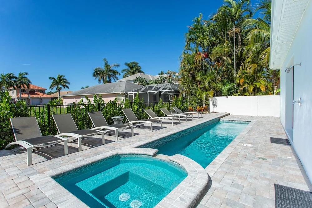 Sorrento Luxury Vacation Home: Expansive 5-Bedroom, 4.5-Bath Retreat with Private Pool, Hot Tub, and Pet-Friendly Accommodations – Just a Short Walk from Stunning Vanderbilt Beach