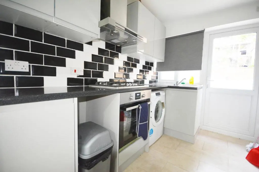 London Zone 2 Three Bedroom Apartment