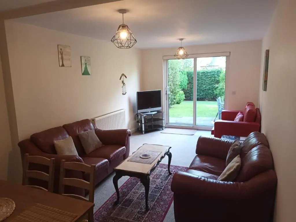 Central Modern Apartment with Free Parking And Private Garden