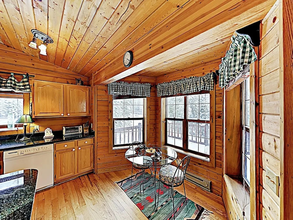 New Listing! Lovely Log Mountain W/ Fireplace 5 Bedroom Home