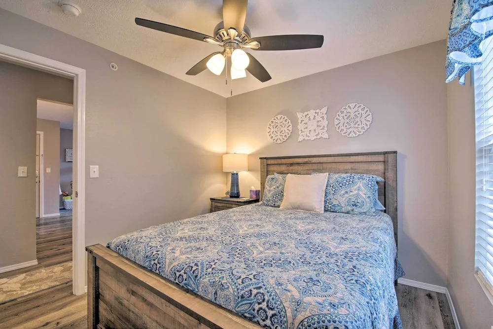 5 Mi to Marvel Cave: Ground-level Branson Apt!