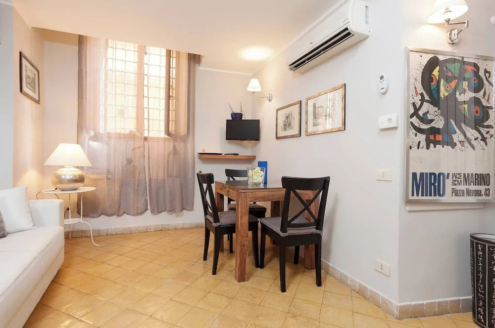 Renoir Small Loft on Giulia Street