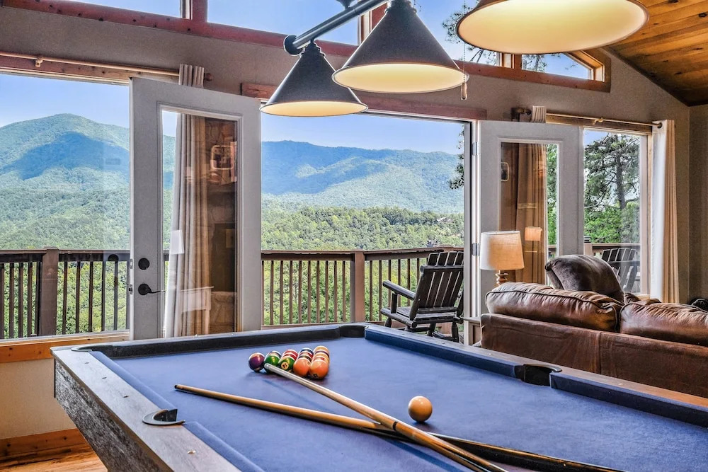 Roundtop Mountain Ridge 2 Bedroom Cabin by RedAwning