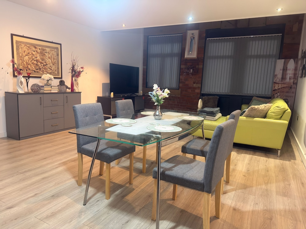 New Apartment - Sleeps 4 - Parking - City Centre