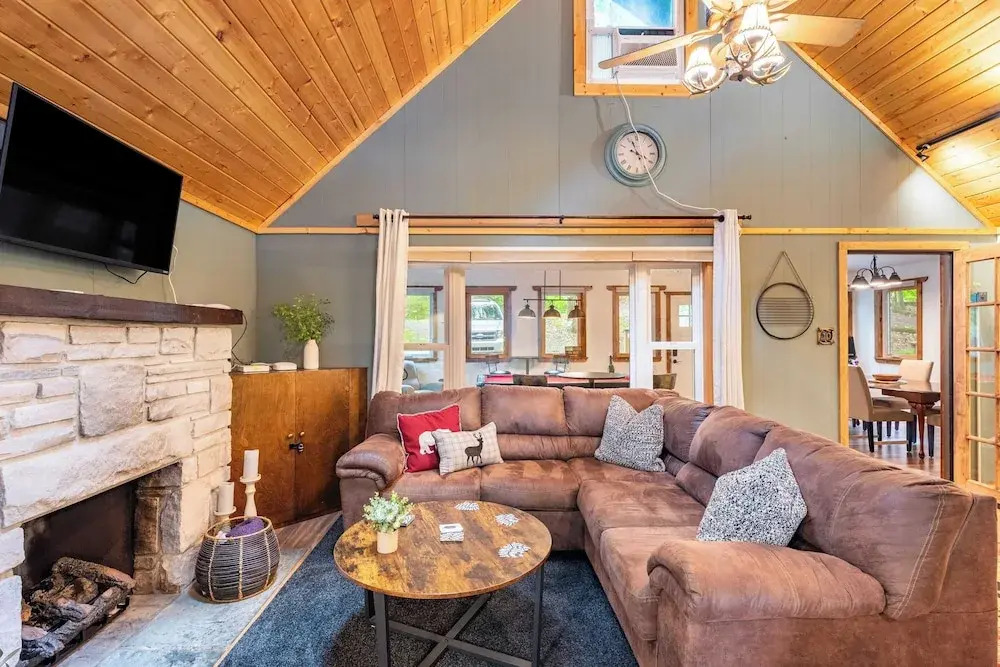 Arrowhead Lake Retreat by Avantstay Shared Pool, Game Room, Firepit