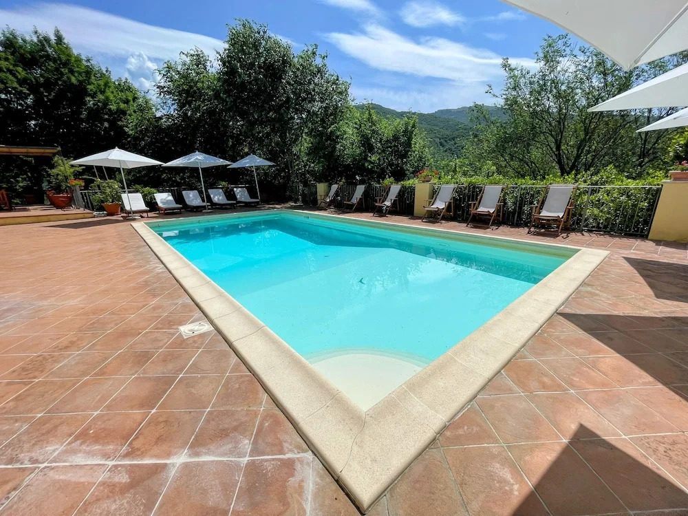 Vicolo - sleeps 5 with air con, wifi, balcony for dining and pool