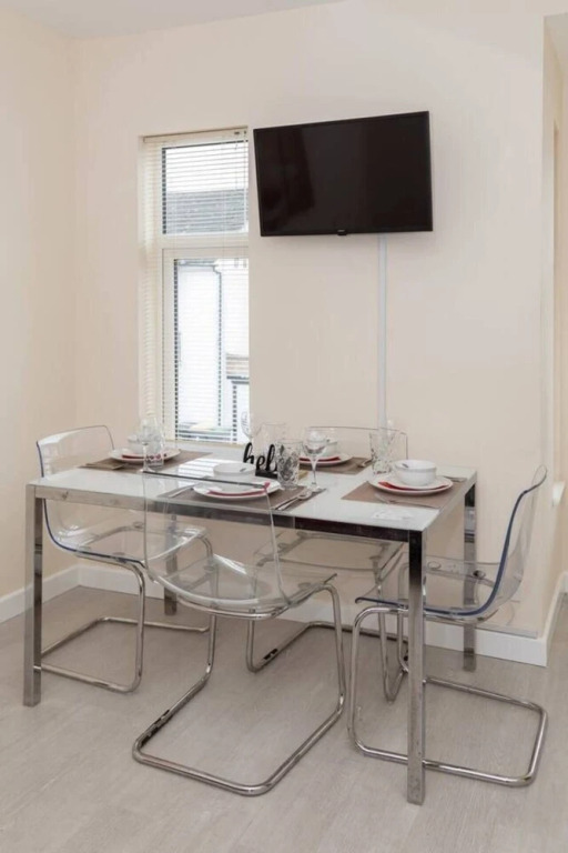Homely Spaces Large 2-bed Apartment in Bedford