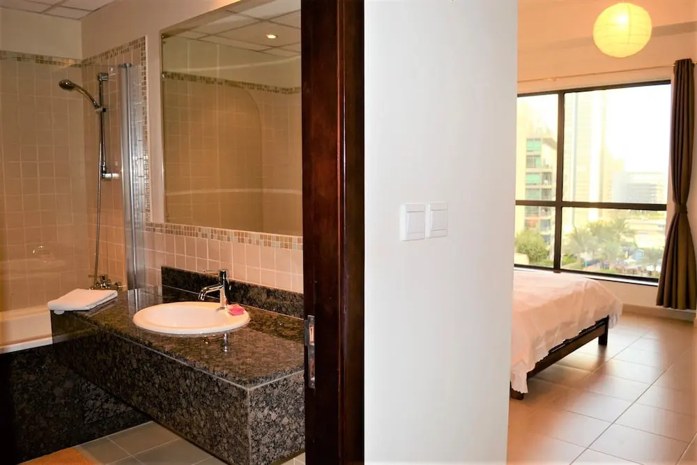 Large 1 Bed - Affordable fully furnished 1BR with balcony and a great marina view! - LSE
