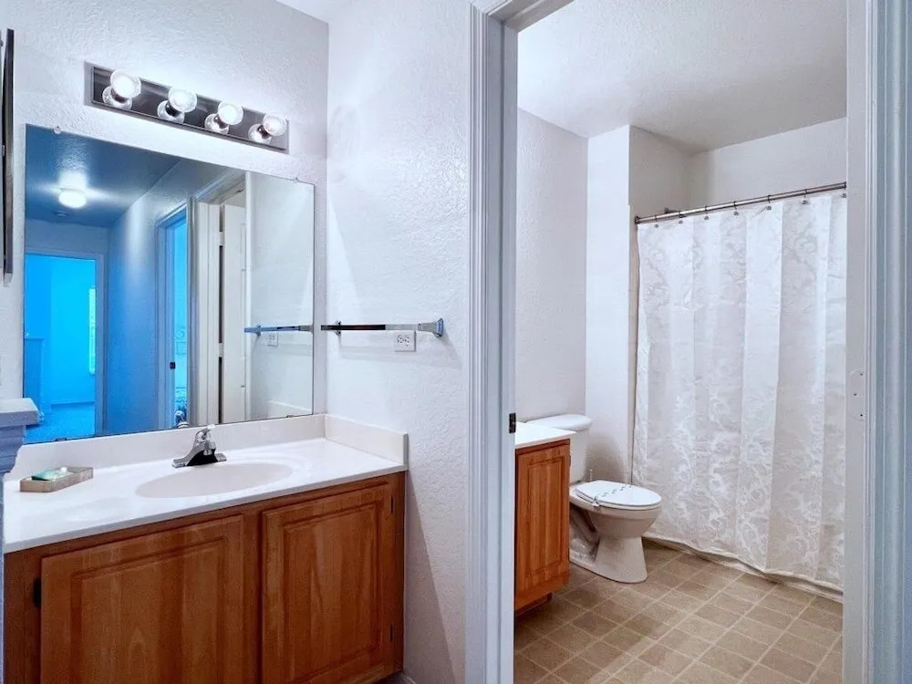 Lovely Family Townhome In Great Location-2200scd 4 Bedroom Townhouse by RedAwning