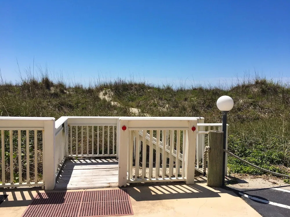 Top-floor Beachfront W/ Pool & Balcony 2 Bedroom Condo