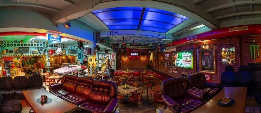Retro hotel Garage