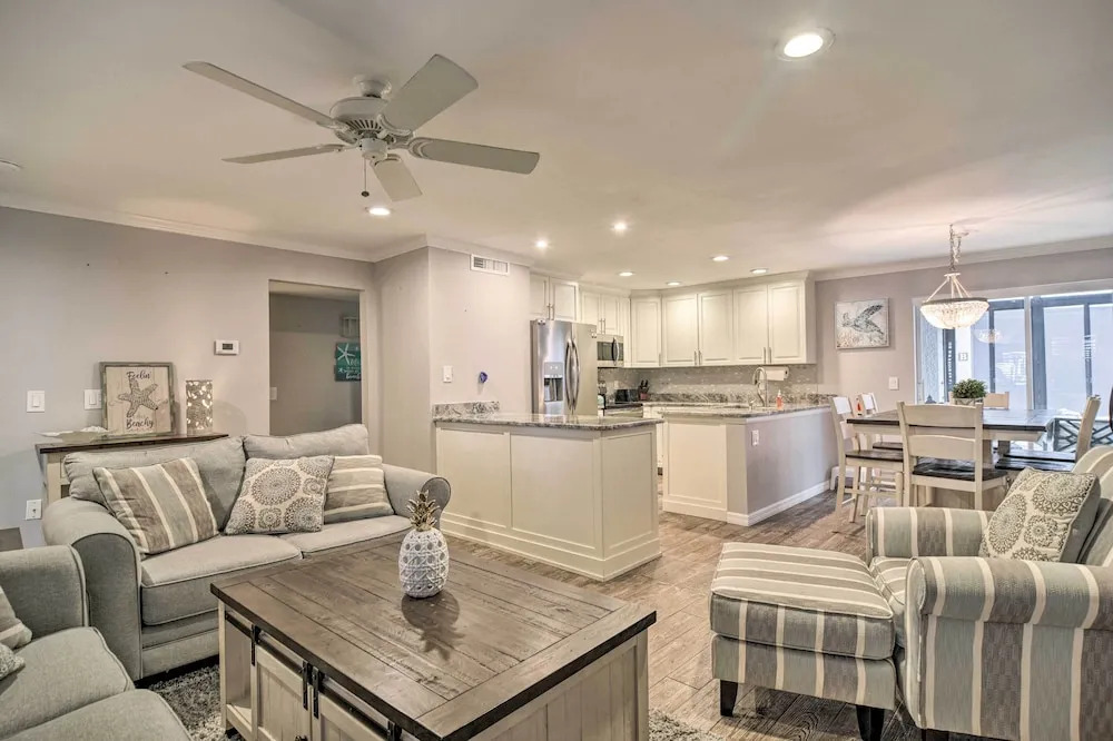 Elegant FL Condo w/ Pool: Walk to Madeira Beach!