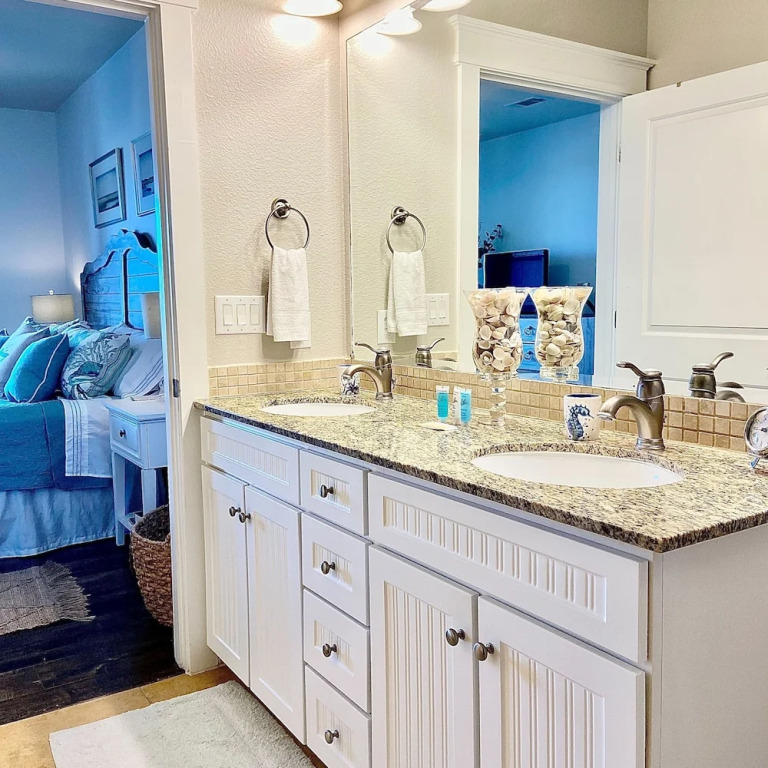 Resort Living on the Bay 2 bed 2 Bath Gorgeous Views Heated Infinity Pool Beach Access
