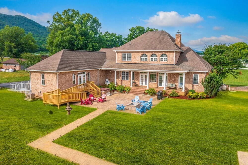 Southern Charm 8 Bedroom Home by Redawning
