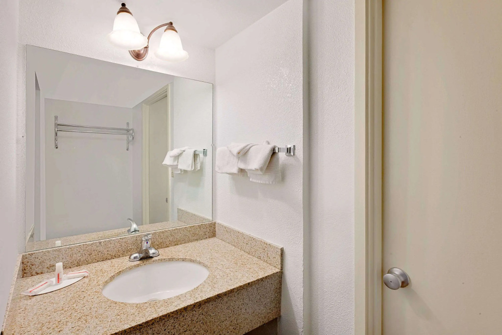 Super 8 by Wyndham Plainview