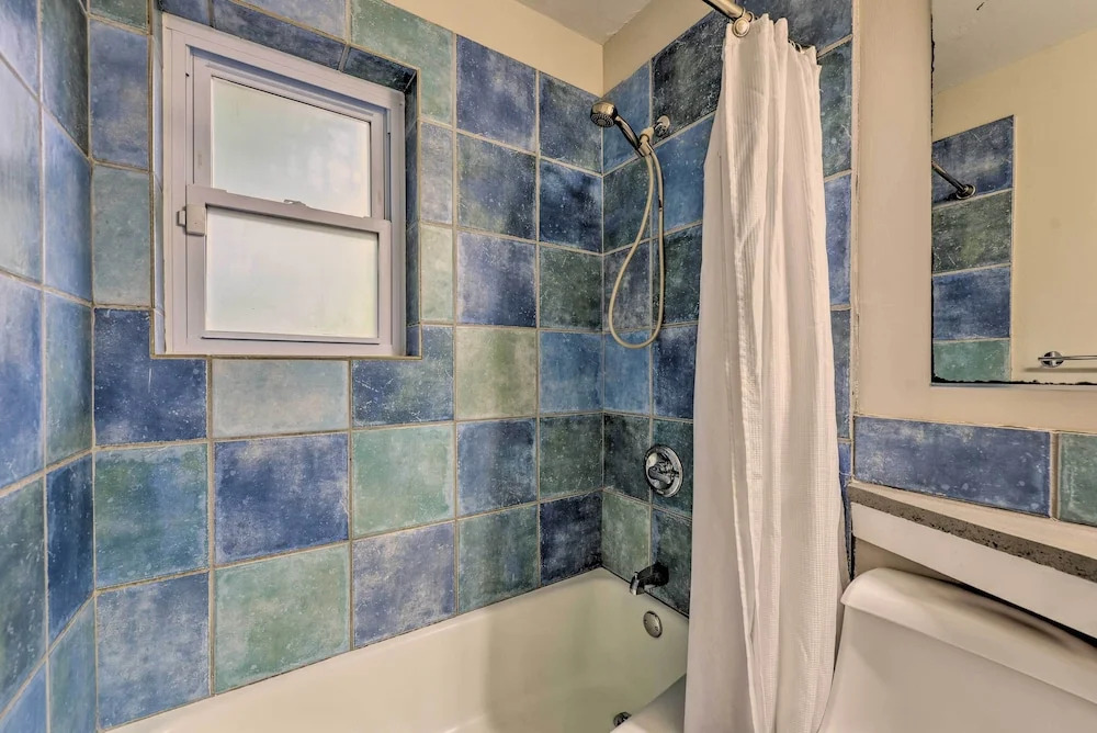 Charlotte Condo w/ Patio: 4 Mi to Downtown!