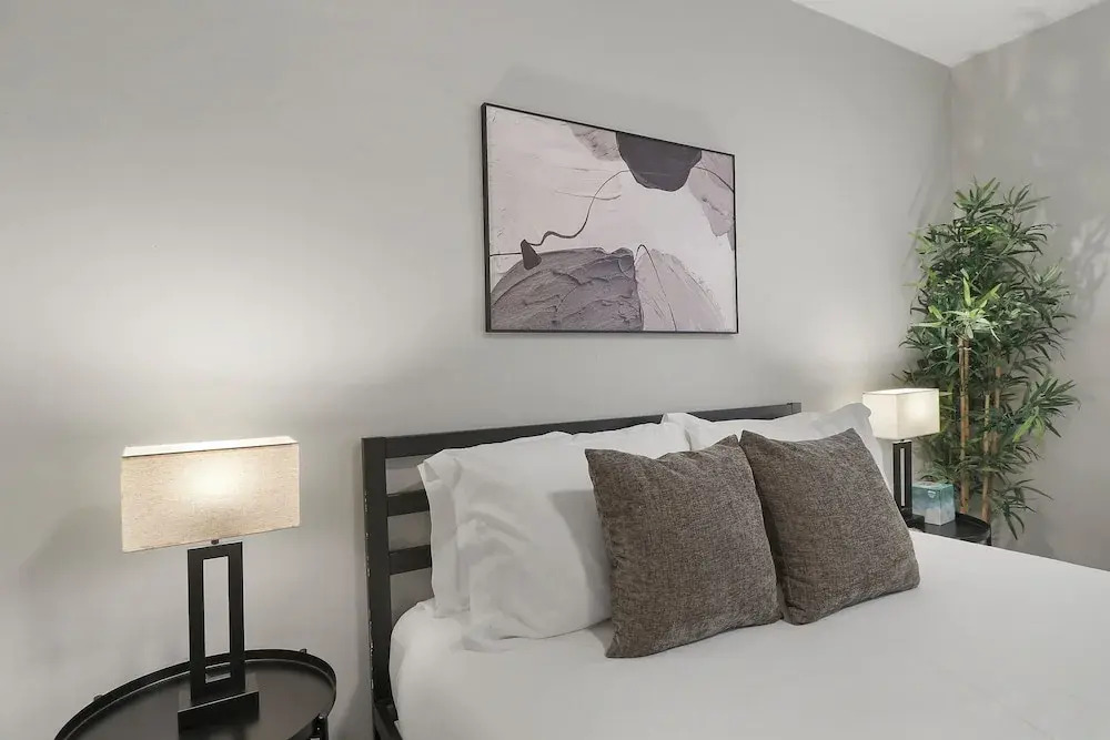Cozy 1BR Apt Near Shops - Kimball C2
