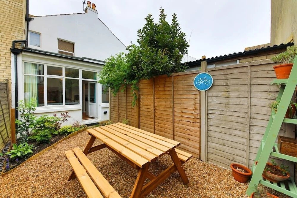 Bright and Spacious 1 Bed Flat With Garden