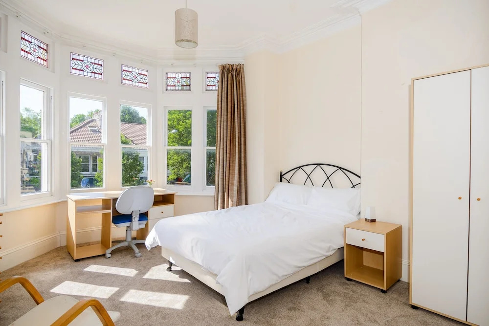 Spacious 4 Bedroom Home on Gloucester Road