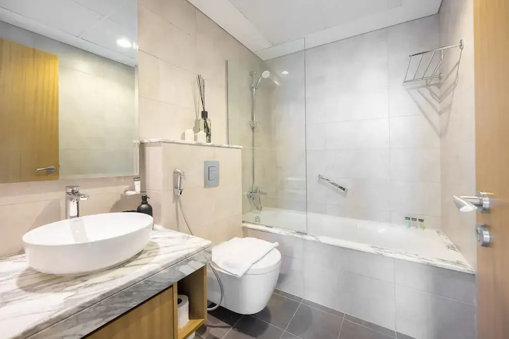 Modern Luxe 2BR in Business Bay