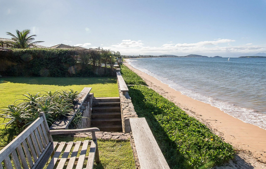 Casa Maravilhosa com Cinco Suítes, Pé na Areia da Praia de Manguinhos Por Luxury Rentals