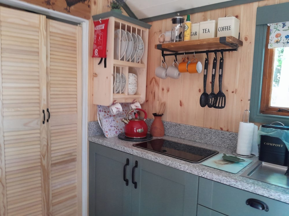 Little Greenwood Shepherd Hut - Sleeps 2