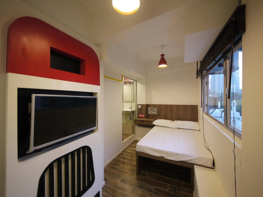 Panda's Hostel - Hot Dog Bus