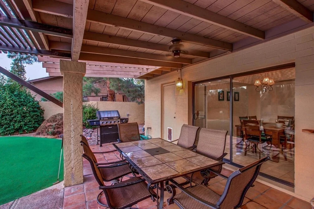 SLS Kathleen Amazing Location with FREE Heated Pool, Spa, Pool Table &