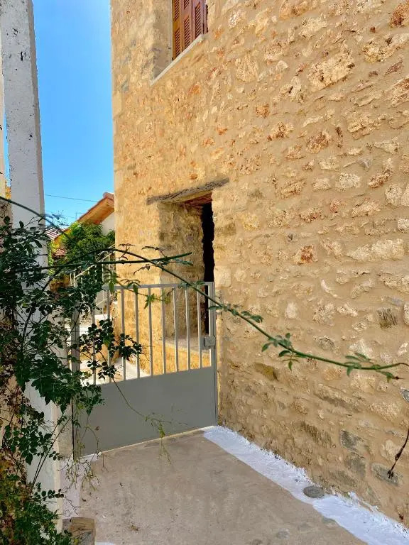 Traditional Stone House in Chandrinos