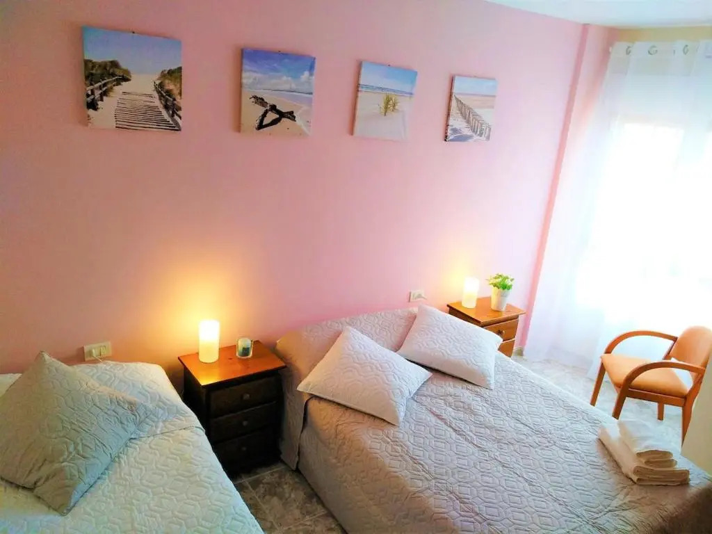 Bright spacious apartment, 2 min walk from beach