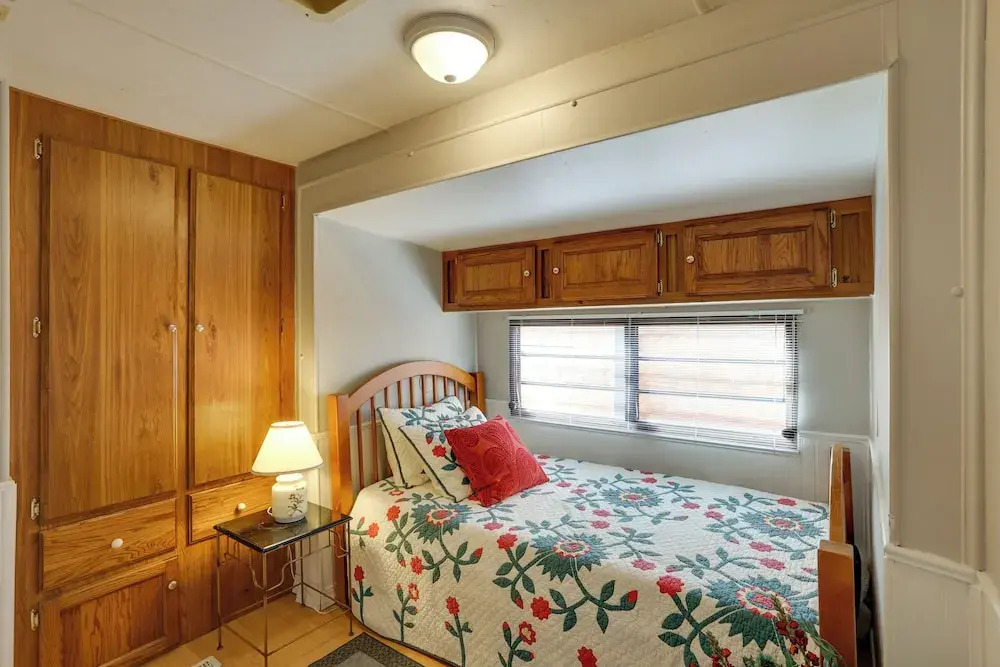 1 Mi to Birch Bay SP! Cozy Cabin w/ Pool Access