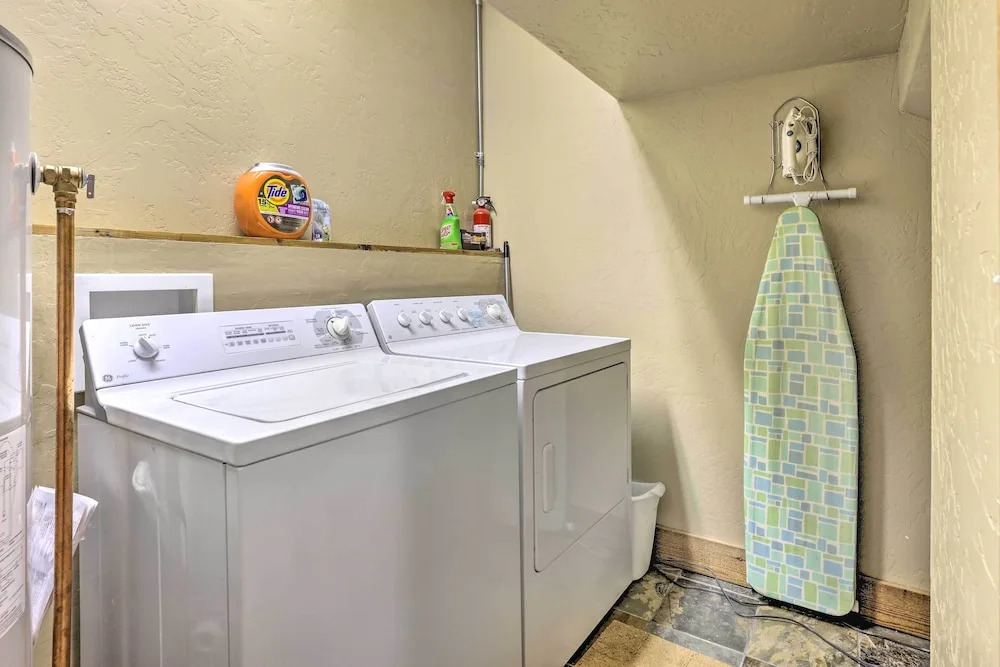 Mountainside Winter Park Ski Home w/ Hot Tub