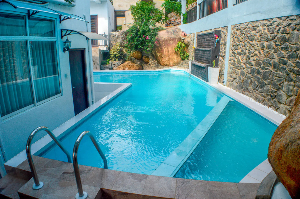 Villa Baywatch, Rumassala
