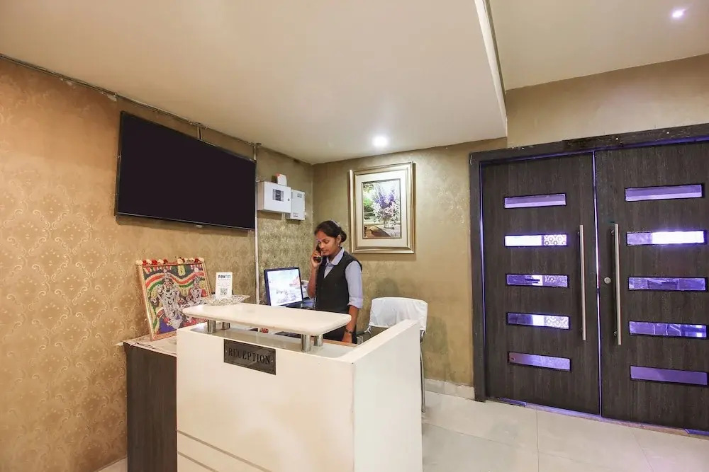 OYO 22737 Chandra Grand Hotel