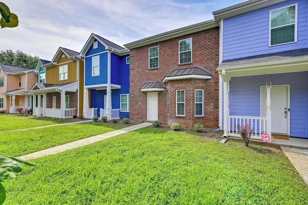 Modern Townhome w/ Yard: 5 Mi to Dtwn Charlotte
