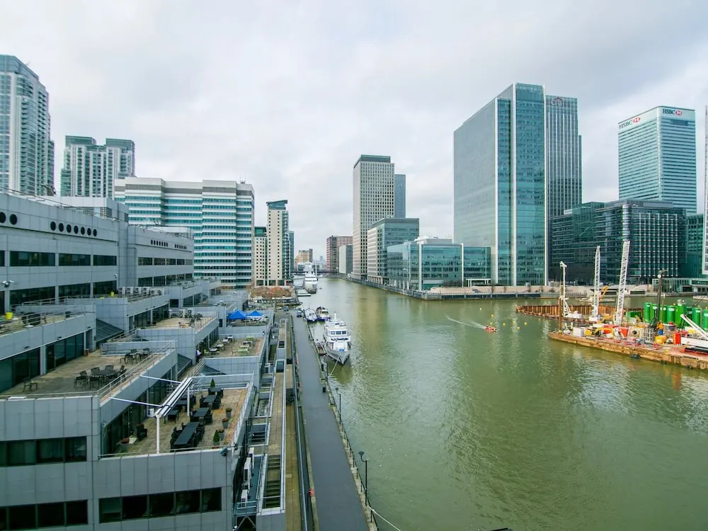 OYO Home Docklands 2 Bedroom Apartment