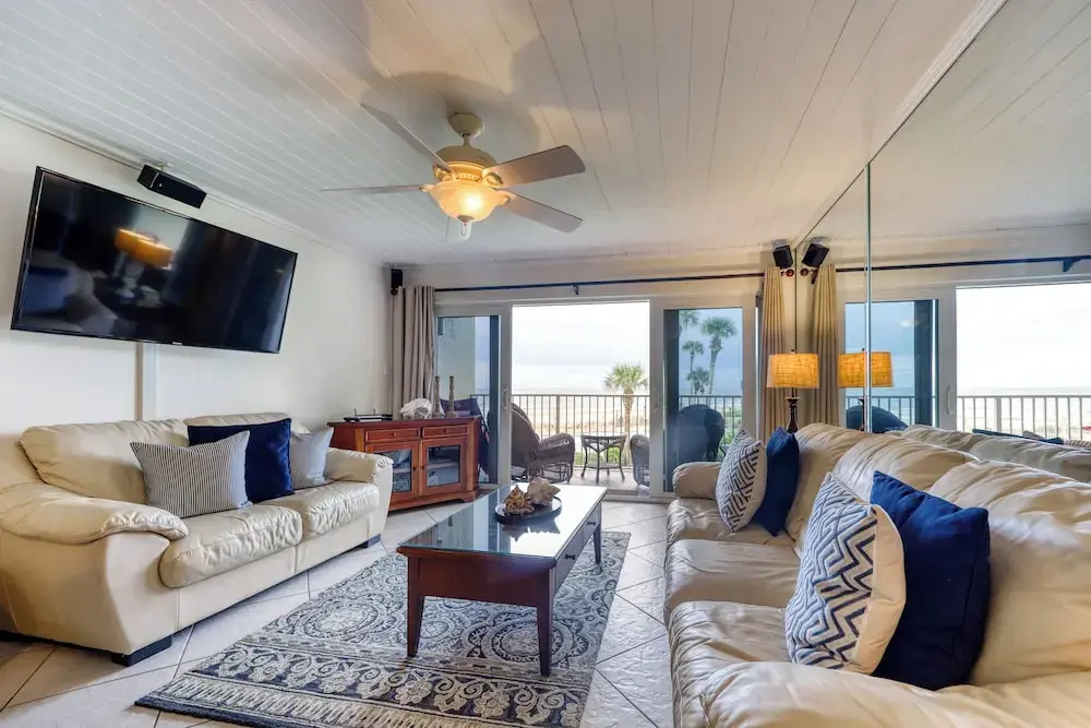 Ocean View Condo w/ Direct Beach Access & Shared Swimming Pool/tennis