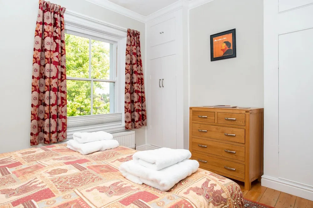 Peaceful Elevated Residential Area - Walk to City