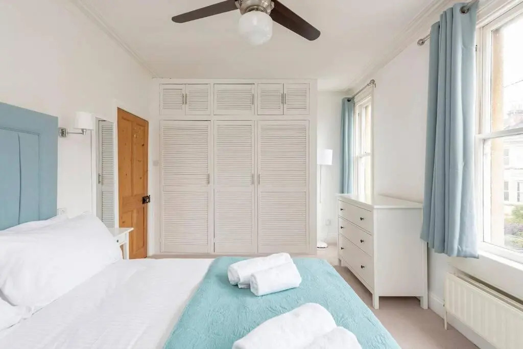 Spacious House - 2 Double Rooms - Street Parking - Garden