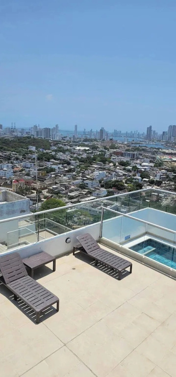 Cozy Apartment Near the Beach, Pool Access, Hot Water